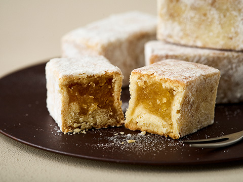 秋保石に見立てた焼菓子秋保石菓（あきうせっか)