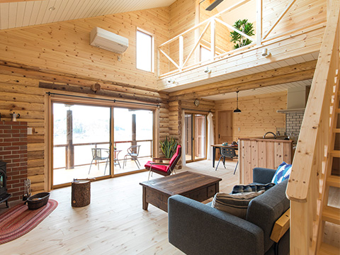 吹抜けの広々リビングも薪ストーブであったか空間